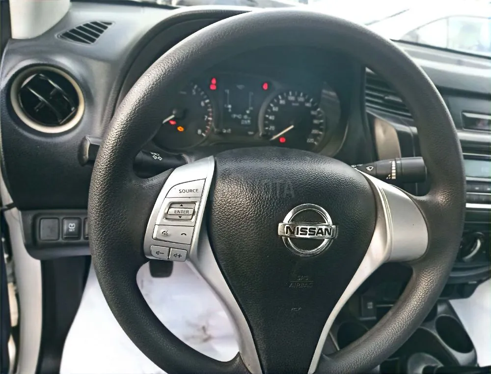 nissan navara 2020 4/2 for sale on HiQuota