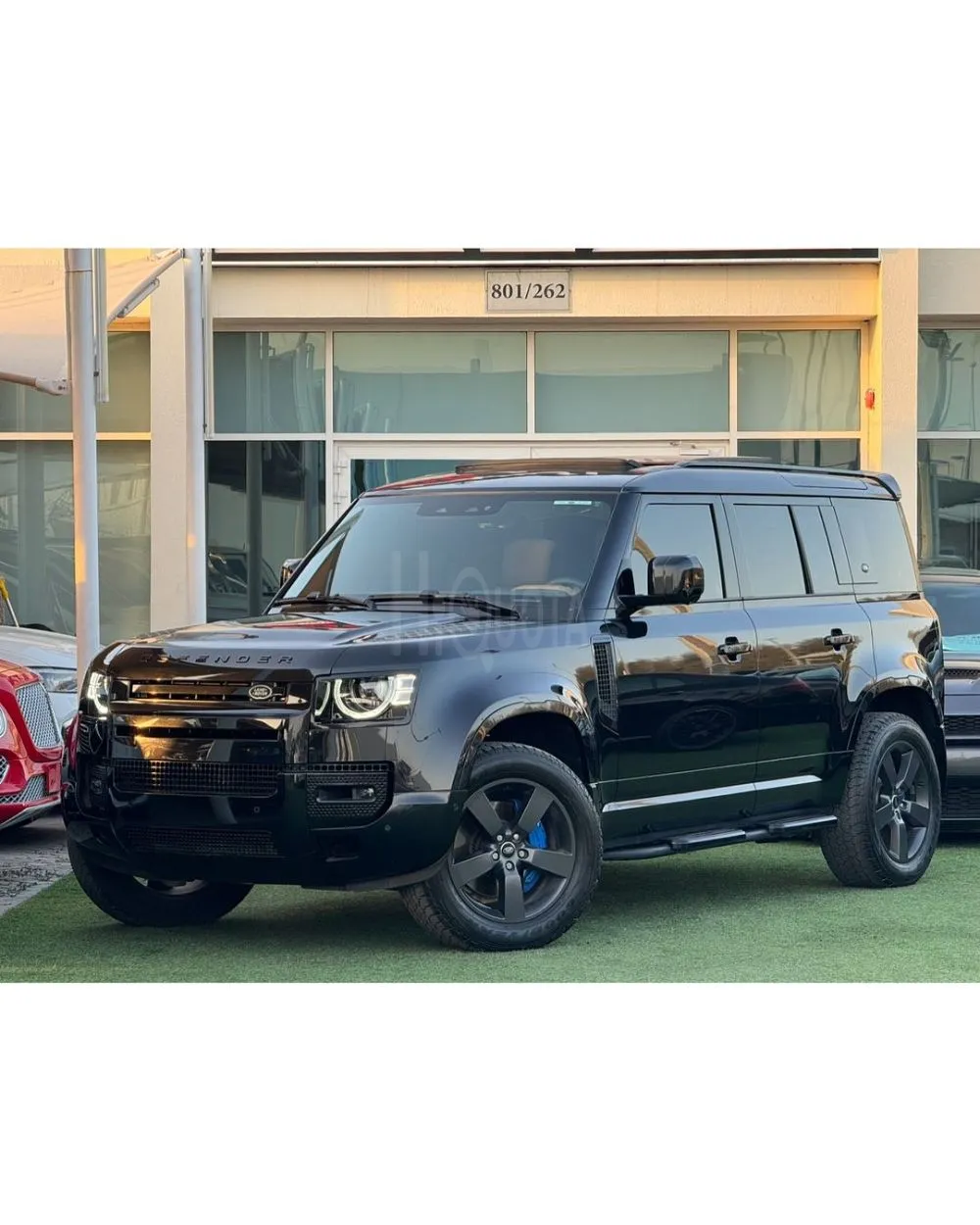 LAND ROVER DEFENDER HSE P400 GCC 2024 V6 Free Contract service until 65k Service history (under warranty) Full option zero accident for sale on HiQuota
